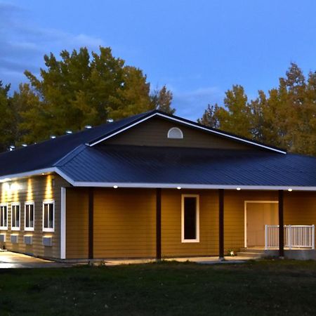 Chetwynd The Lion Inn & Suites מראה חיצוני תמונה