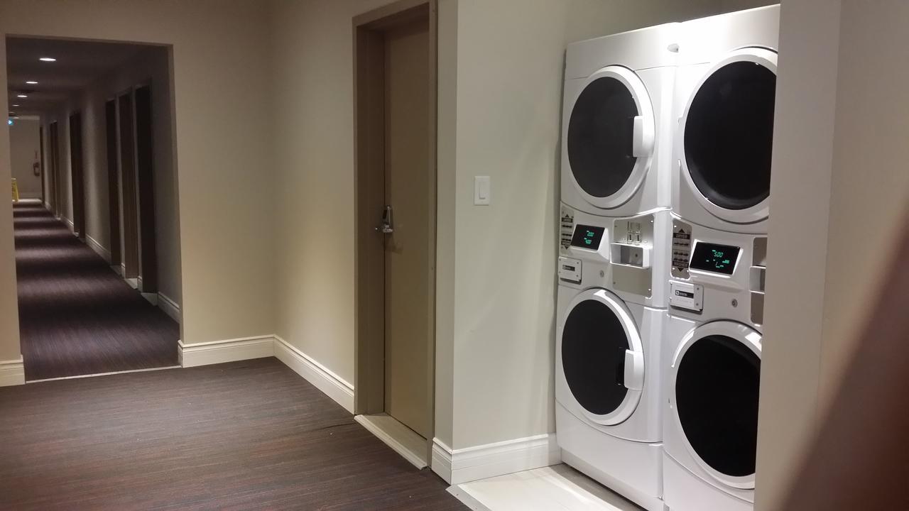 Chetwynd The Lion Inn & Suites מראה חיצוני תמונה