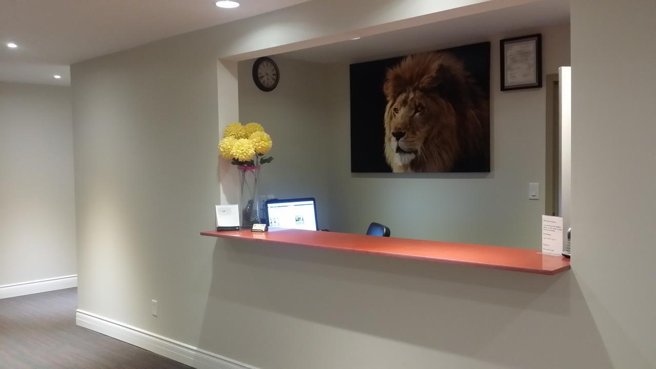 Chetwynd The Lion Inn & Suites מראה חיצוני תמונה