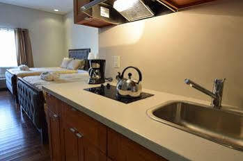 Chetwynd The Lion Inn & Suites מראה חיצוני תמונה